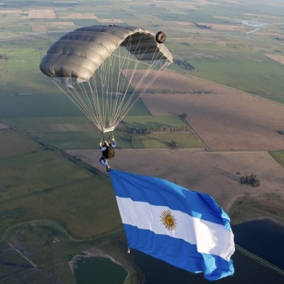 Salto con bandera argentina