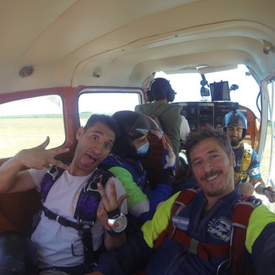 En avión