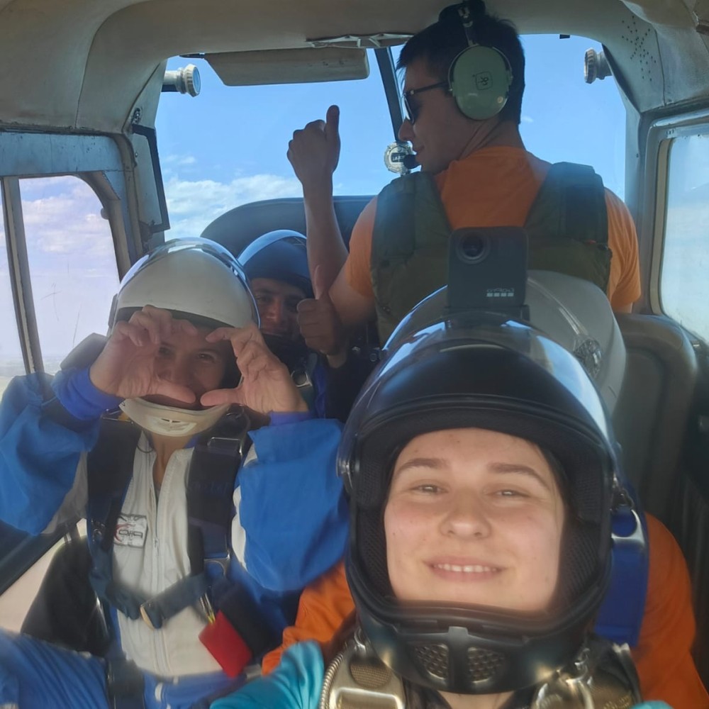 Nadia, Diana y Nico en el avión