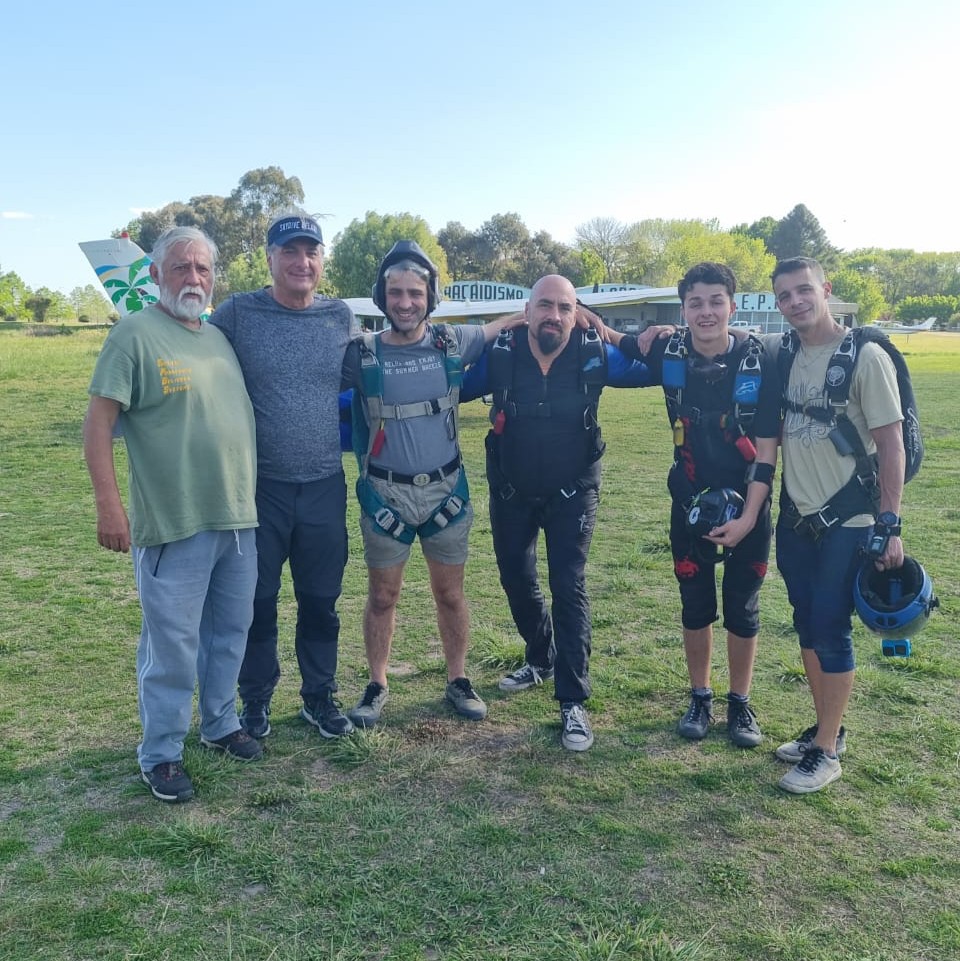 Perro, Marce, Santi, Iván, Nano y Diego